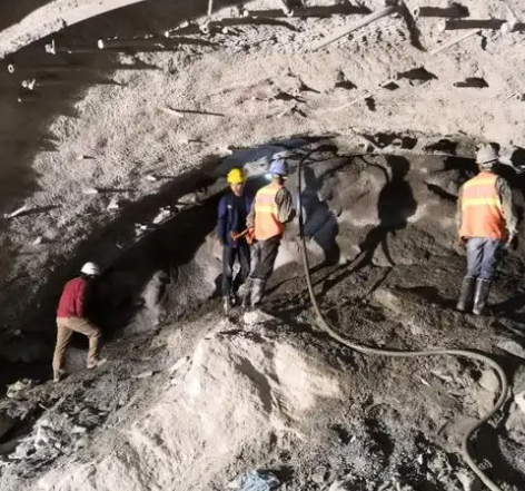 仙游隧道拱顶带模注浆料，微膨胀注浆料的特点及施工工艺